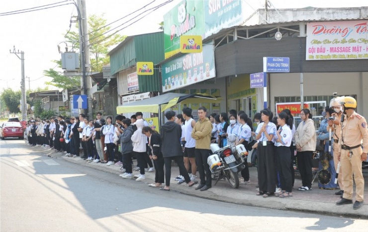 Ngay từ sớm, hàng trăm học sinh cùng thầy, cô bạn bè có mặt trước cổng trường để tiễn đưa 2 bạn lần cuối.