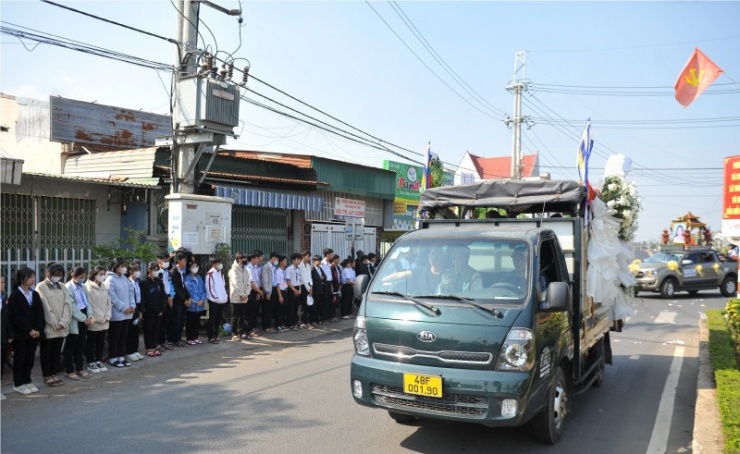 Hàng trăm học sinh nghẹn ngào khi xe tang đưa 2 học sinh đi qua "thăm" cổng trường lần cuối.