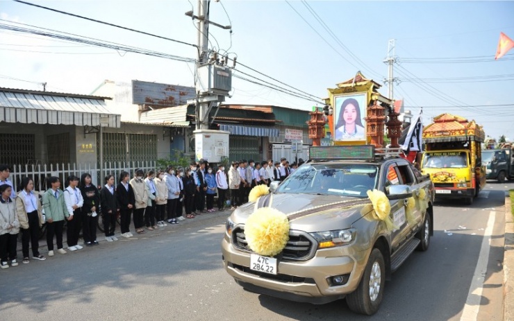 Học sinh, thầy, cô cùng phụ huynh xếp hàng dài tiễn bạn lần cuối.