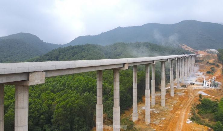 Hình hài những cây cầu xuyên rừng, vượt núi trên cao tốc Bắc - Nam - 16