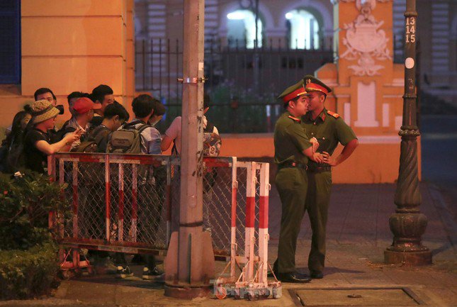 Lúc 6h, lực lượng chức năng yêu cầu phóng viên di chuyển ra khu vực cách cổng tòa án khoảng 20m.