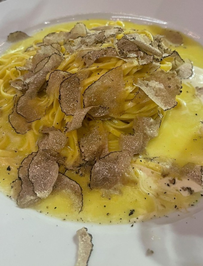 Cuối cùng, nấm truffle - linh hồn của món ăn - được bào mỏng, rải đều lên trên đĩa pasta. Nấm truffle có hàm lượng dinh dưỡng cao, nhiều công dụng tốt với sức khỏe. Vì nấm ẩn sâu dưới rễ cây hồ đào, sồi, hạt dẻ... và chỉ có thể được tìm thấy dưới sự hỗ trợ của heo nòi rừng hoặc những chú chó qua huấn luyện nên giá thành nó thuộc nhóm những nguyên liệu nấu ăn đắt nhất thế giới, được mệnh danh là "kim cương đen". Nấm truffle tự nhiên rất hiếm. Một truffle trắng nặng 2 kg từng có giá bán hơn 61.000 USD. Việc bảo quản nó cũng khó khăn. Với truffle tươi, bạn dùng chổi lông mềm phủi sạch bụi đất, lấy khăn lau sạch, không rửa bằng nước. Mẹo nhỏ là nếu chưa chế biến ngay, bạn bọc nấm trong khăn giấy mềm, đặt vào thùng gạo. Gạo hút ẩm, giúp duy trì độ tươi nhưng hương thơm thường chỉ có thể lưu giữ tốt nhất trong vòng 4-5 ngày sau thu hoạch.