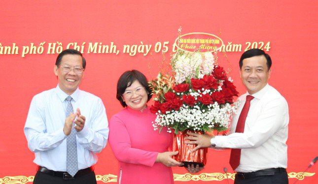 Ông Phan Văn Mãi - Chủ tịch UBND TPHCM - Trưởng đoàn ĐBQH TPHCM và Phó đoàn chuyên trách Đoàn ĐBQH TPHCM Hà Phước Thắng tặng hoa chúc mừng bà Tuyết. Ảnh: Ngô Tùng.