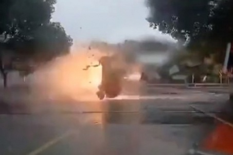 Video: Ô tô gặp tai nạn kinh hoàng khi chạy quá tốc độ dưới trời mưa