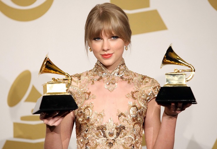 Taylor Swift ra mắt làng giải trí từ năm 2004 và nhanh chóng gặt hái được thành công với biệt danh &#34;công chúa nhạc đồng quê&#34;. Nữ ca sĩ dần chuyển hướng sang nhạc Pop và giành được tới 12 giải Grammy, là chủ nhân hoạt hit đình đám và tour diễn cháy vé.
