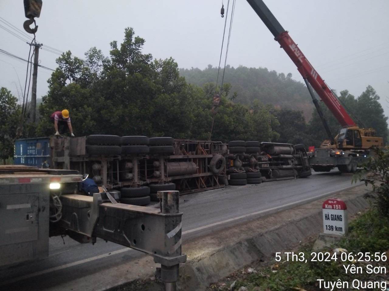 Xe container lật nghiêng.