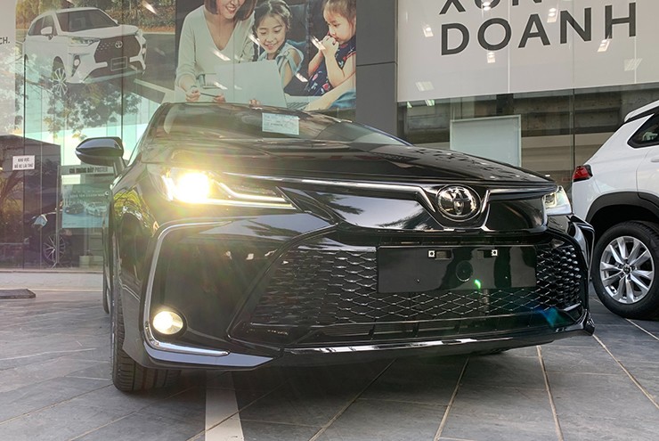 Đánh giá Toyota Corolla Altis: Thiết kế trẻ hóa và năng động, giá 725 triệu đồng - 3