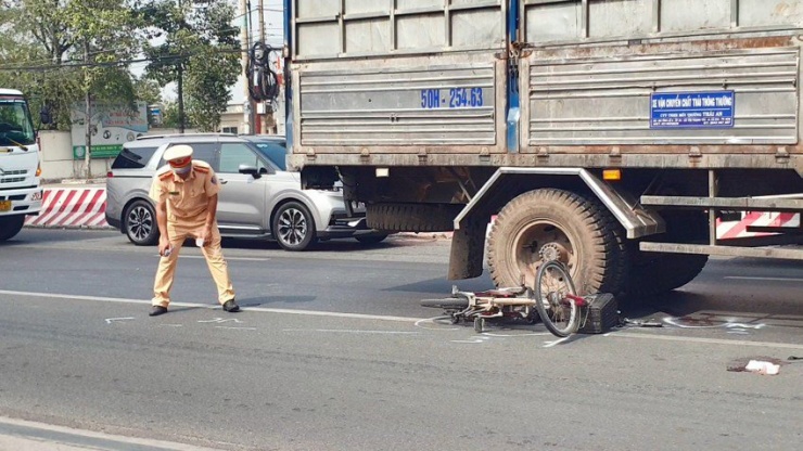 Lực lượng chức năng khám nghiệm hiện trường vụ tai nạn. Ảnh: LA