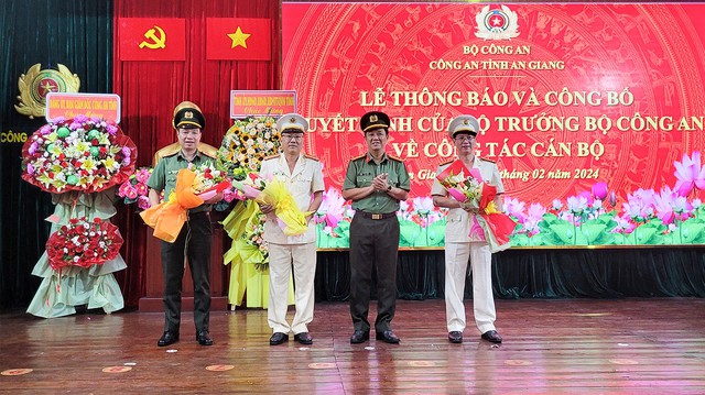 Đại tá Lê Phú Thạnh, Phó Giám đốc Công an An Giang, tặng hoa chúc mừng 2 tân Phó Giám đốc Công an tỉnh An Giang. Ảnh: Công an An Giang