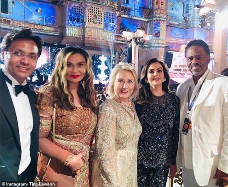 Trước đó, vào năm 2018, khi ông&nbsp;Mukesh Ambani tổ chức lễ cưới cho con gái, ông còn mời cả&nbsp;bà Hillary Clinton và ca sỹ Beyonce đến dự.
