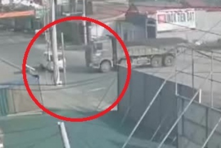 Clip: Xe “hổ vồ” tông xe tải bẹp đầu vì tài xế không ai nhường ai