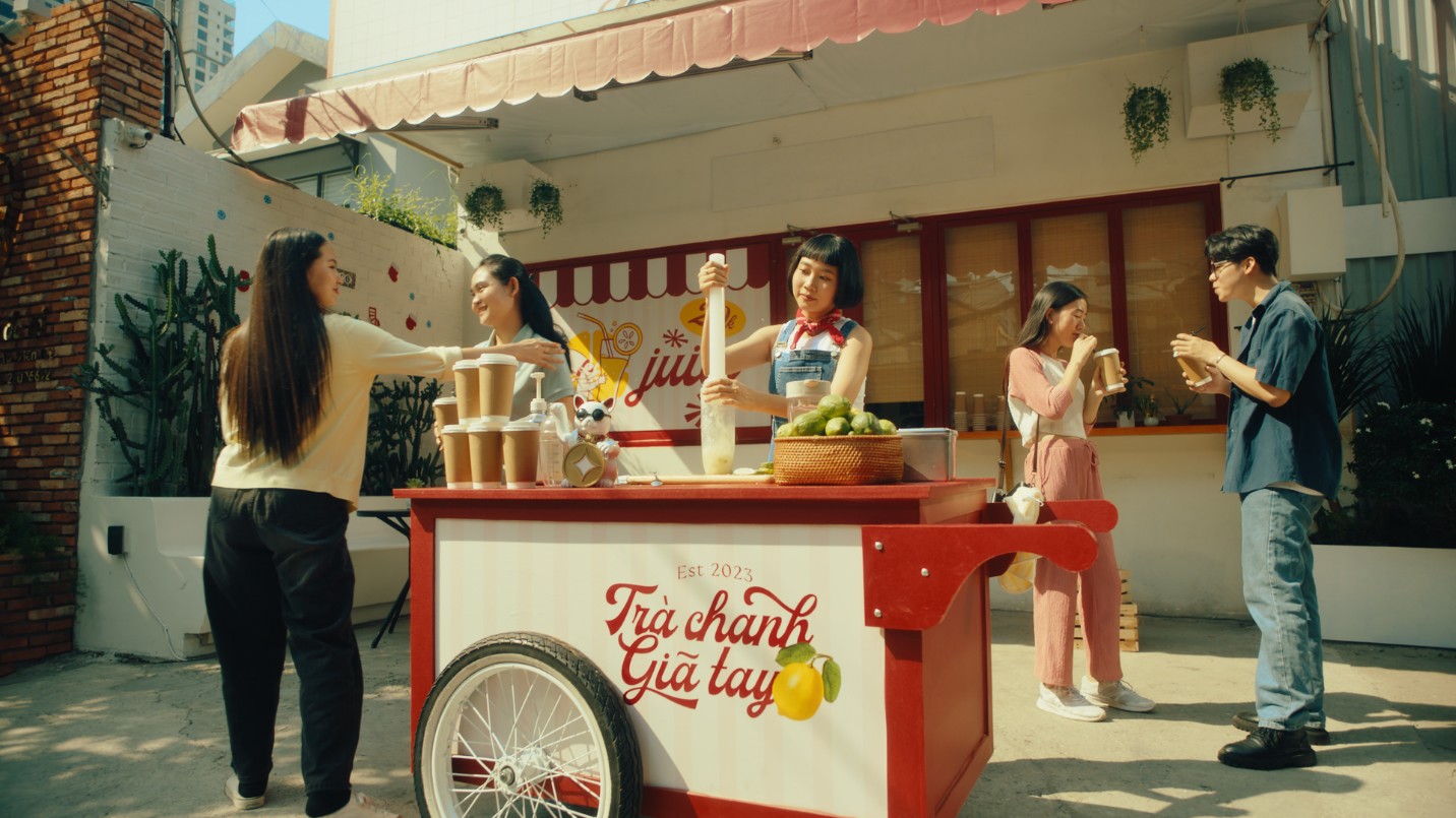 Trà chanh giã tay được đội ngũ sáng tạo đưa vào nội dung đoạn phim. Ảnh: TVC