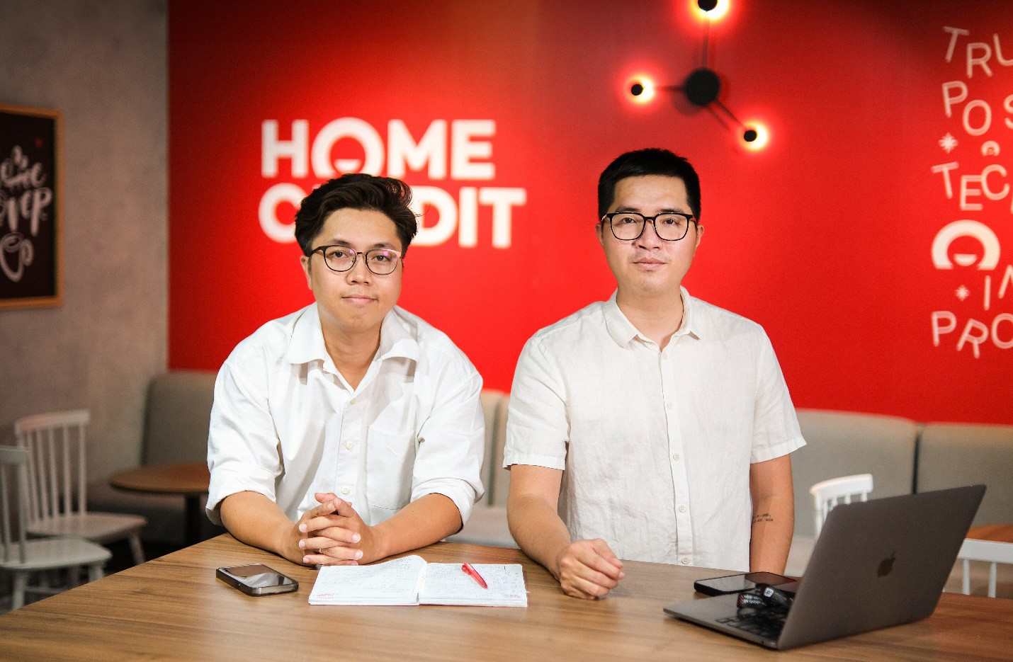 Anh Đoàn Đào - Trưởng phòng Quản trị Thương hiệu (phải) và anh Thịnh Nguyễn - Trưởng phòng Sáng tạo (trái) của Home Credit Việt Nam. Ảnh: Home Credit