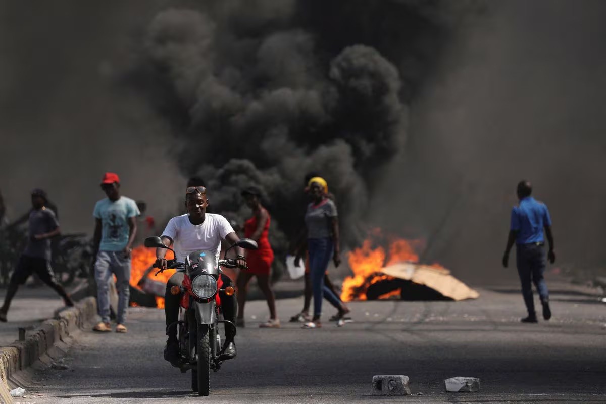 Đốt phá trên đường phố ở thủ đô Port-au-Prince (ảnh&nbsp;: Al Jazeera)