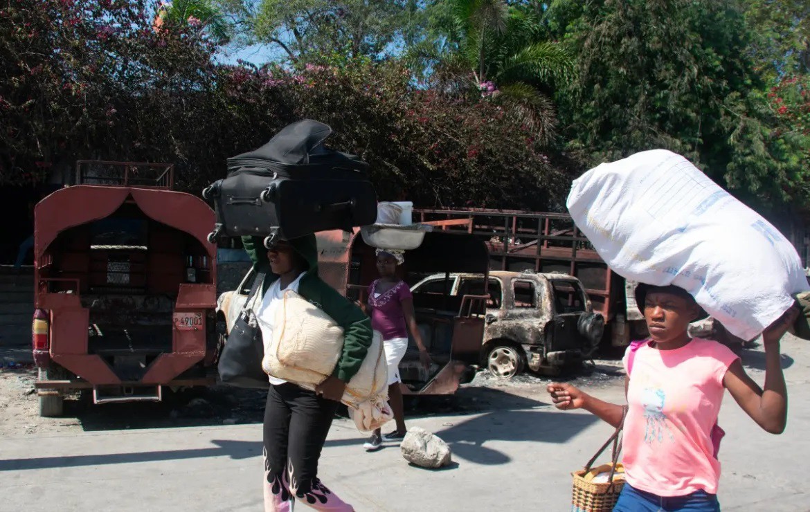 Người dân ở Port-au-Prince tìm cách sơ tán (ảnh&nbsp;: Al Jazeera)