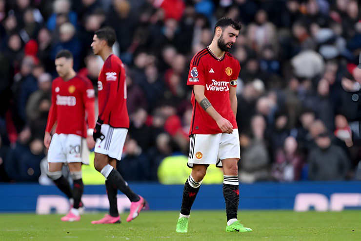 MU thất thế nhưng có lịch thi đấu thuận lợi hơn Aston Villa và Tottenham