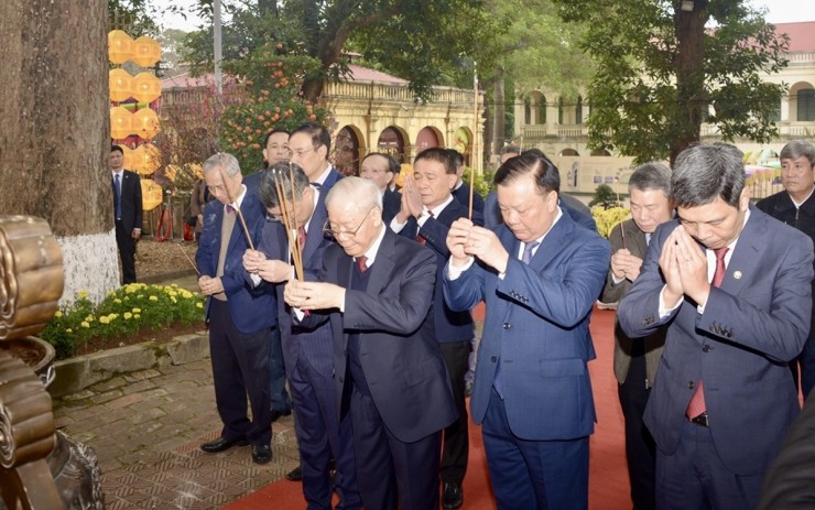 Tổng Bí thư Nguyễn Phú Trọng, Bí thư Thành ủy Hà Nội Đinh Tiến Dũng tại buổi dâng hương tại Điện Kính Thiên, Khu di tích Hoàng thành Thăng Long, Thủ đô Hà Nội ngày 13-2 (tức Mùng 4 Tết Giáp Thìn). Ảnh: TTXVN