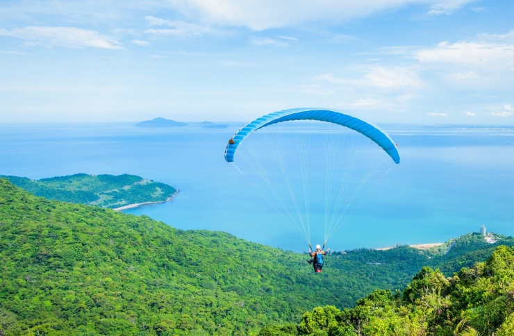 Bán đảo Sơn Trà có đỉnh cao nhất 696 m, chiều dài từ đông sang tây 15 km, chỗ rộng nhất khoảng 6 km, hẹp nhất 2 km, chu vi khoảng 50 km, diện tích 4.390 ha.