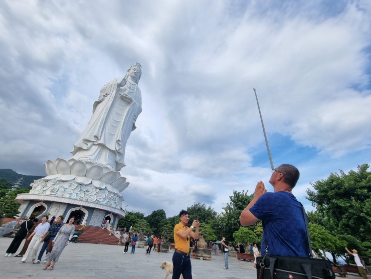 Chùa Linh ứng với tượng phật Quan Thế Âm cao nhất Việt Nam. Trên bán đảo còn có nhiều điểm tham quan như trạm radar, cây đa đại thụ, nhà vọng cảnh, bảo tàng Đồng Đình...