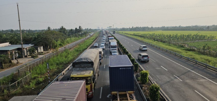 Giao thông ùn ứ kéo dài hơn 10km. Ảnh: HUỲNH DU