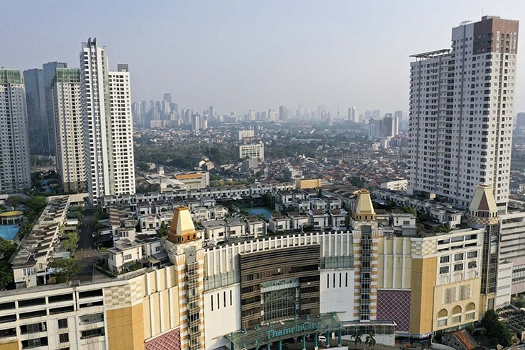 Tọa lạc trên tầng 10 của trung tâm thương mại Thamrin City, trung tâm Jakarta,&nbsp;Cosmo Park có vẻ ngoài không khác gì một khu đô thị&nbsp;thực sự trên mặt đất.
