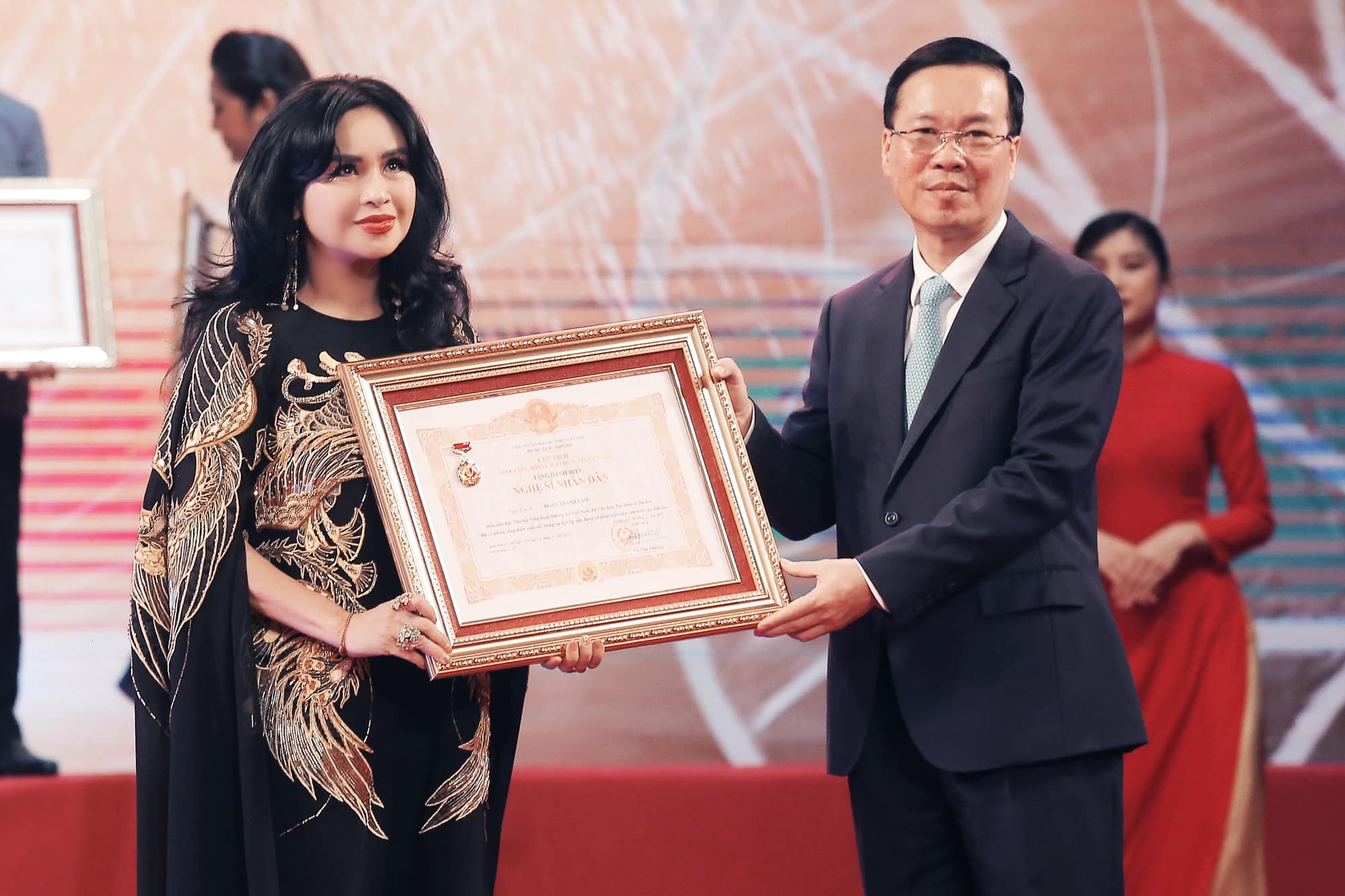Diva Thanh Lam gần đây cũng được trao tặng danh hiệu Nghệ sĩ Nhân dân.