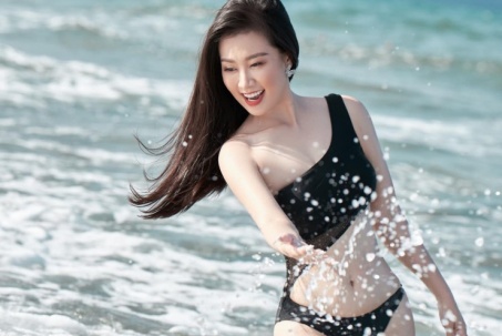 Nữ MC quê Nghệ An có gu mặc tôn đường cong, hot nhất là loạt ảnh diện monokini cut-out