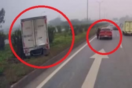 Clip: Ô tô tông liên tiếp xe tải và “xế hộp” trên cao tốc