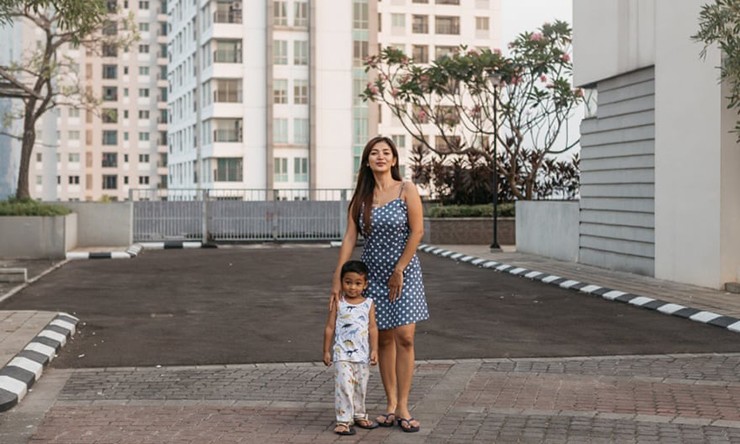 Indri Lestari, một cư dân ở Cosmo Park cho biết: “Chắc chắn, nó rất cao. Nhưng chúng tôi có không gian và sự riêng tư cho gia đình”.
