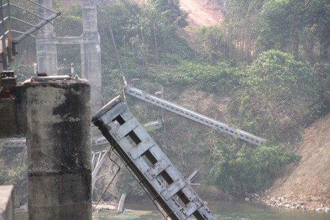 Toàn bộ dây văng, khung thép và các tấm bêtông rơi xuống bãi bồi.