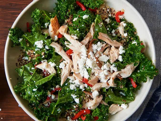 Salad cải kale cung cấp hàm lượng khoáng chất và chất xơ vô cùng dồi dào, salad cải kale đang dần trở thành lựa chọn “hết ý” cho chế độ ăn kiêng giảm cân. Ngâm rửa sạch cải kale với nước muối loãng, chú ý rửa sạch từng lá. Vớt ra để ráo nước rồi cắt nhỏ để dễ trộn salad. Sơ chế sạch thịt ức gà, ướp với chút tiêu, hạt nêm và dầu ô liu, sau đó đem áp chảo chín vàng đều. Cắt táo thành các lát mỏng, luộc chín hạt quiona. Sau đó đem trộn hỗn hợp cải kale, hạt quiona với nước cốt chanh, chút mật ong, dầu ô liu. Trút hỗn hợp ra đĩa, cắt nhỏ thịt ức gà rồi đặt lên trên là có thể thưởng thức.