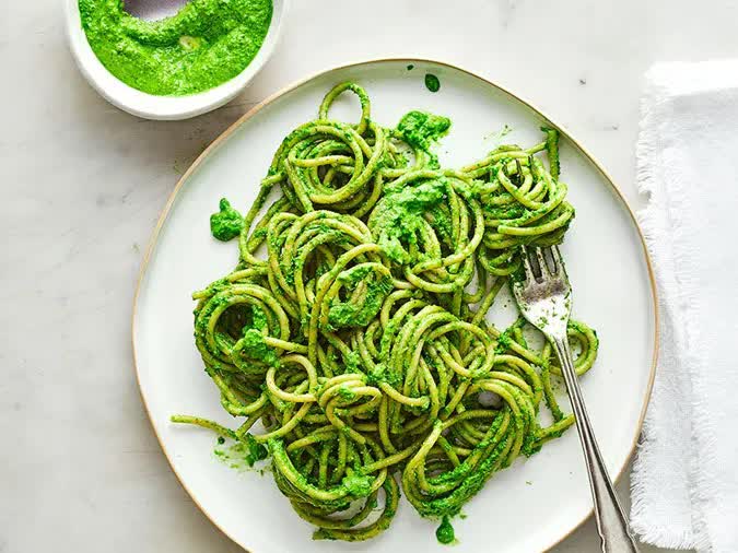 Mỳ Ý sốt cải kale: Sốt cải kale hay sốt pesto là loại sốt thay thế hoàn hảo cho sốt kẽm hay cà chua thông thường, tạo nên món mỳ Ý lạ mà ngon, bổ sung nhiều dưỡng chất lành mạnh. Cụ thể, ngâm rửa sạch cải kale, để ráo nước rồi cắt nhỏ. Trộn đều hỗn hợp gồm cải kale, tỏi băm nhỏ, hạt hạnh nhân, chút hạt nêm và xay nhuyễn lần 1. Tiếp đến thêm dầu ô liu, nước cốt chanh vào và xay thêm 2 – 3 phút là hoàn thành sốt cải kale. Luộc chín mỳ Ý, xếp ra đĩa, trộn với sốt cải kale và thưởng thức.