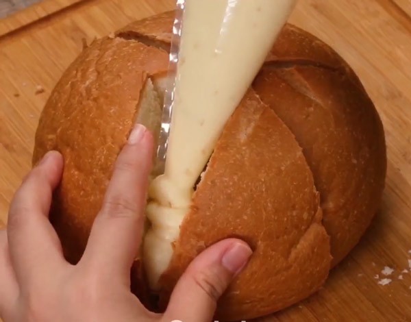 Cách làm bánh mì bơ tỏi kiểu Hàn Quốc cực dễ ngay tại nhà - 2