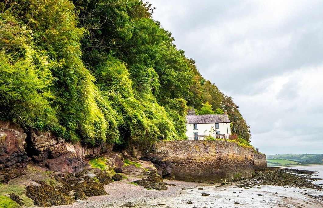 Laugharne, Carmarthenshire, Wales: Đây là một nơi ít người biết tới, mọi thứ đều mang tới cảm giác như vượt thời gian. Nhà thuyền Dylan Thomas hướng ra cửa sông là địa điểm nhiều người ghé tới nhất.