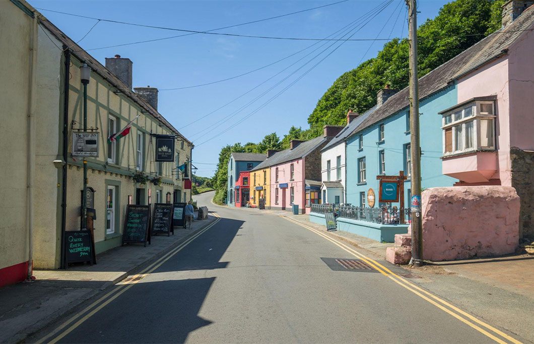 Solva, Pembrokeshire, Wales: Những ngôi nhà nhỏ được sơn màu rực rỡ này là các quán rượu ấm cúng, cửa hàng bán đồ ăn nhanh và phòng trưng bày…