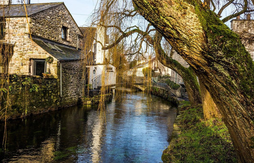 Cartmel, Cumbria, Anh: Đây là một ngôi làng xinh đẹp, cổ kính với những ngôi nhà bằng đá vôi và con đường lát đá cuội.