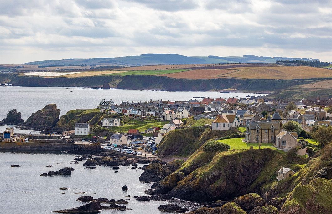 &nbsp;St. Abbs, Scottish Borders, Scotland: Những người hâm mộ phim Marvel có thể nhận ra ngôi làng cổ kính này trong “Avengers: Hồi kết”. Bến cảng rải rác những chiếc thuyền đánh cá đầy màu sắc, những ngôi nhà quét vôi trắng rất đẹp, phong cảnh ven biển gồ ghề là điểm nổi bật ở đây.