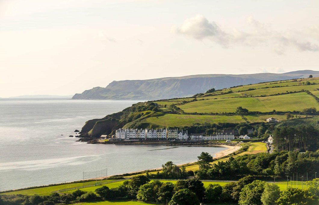 Cushendun, County Antrim, Northern Ireland: Có rất nhiều điều khiến bạn yêu nơi này, từ các bến cảng cho tới những bãi biển rộng lớn. Đặc biệt, nơi này có nhiều vườn hồng rất đẹp.