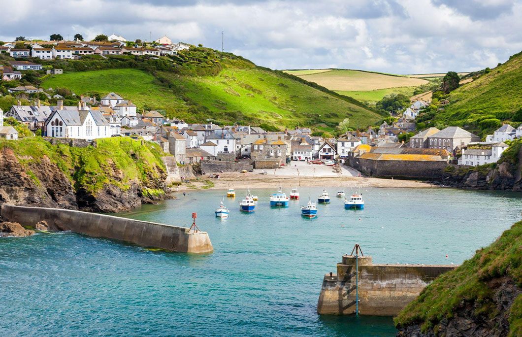 Port Isaac, Cornwall, Anh: Ngôi làng này tự hào có những con đường dốc hẹp có từ thế kỷ 14. Khung cảnh ở đây toát lên sự bình dị, bạn có thể nhìn ngắm những con thuyền đánh cá quăng dây câu trước mặt.