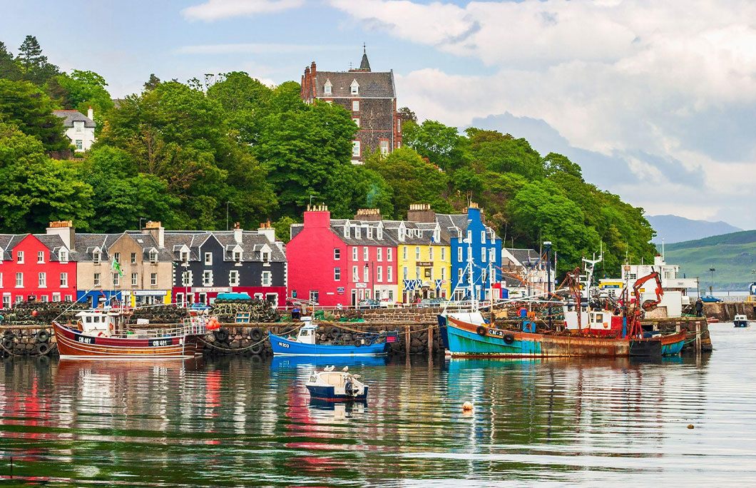 Tobermory, Isle of Mull, Scotland: Ngay cả trong những ngày xám xịt nhất, những ngôi nhà nhỏ ven biển đầy màu sắc ở Tobermory vẫn sáng đẹp.&nbsp;