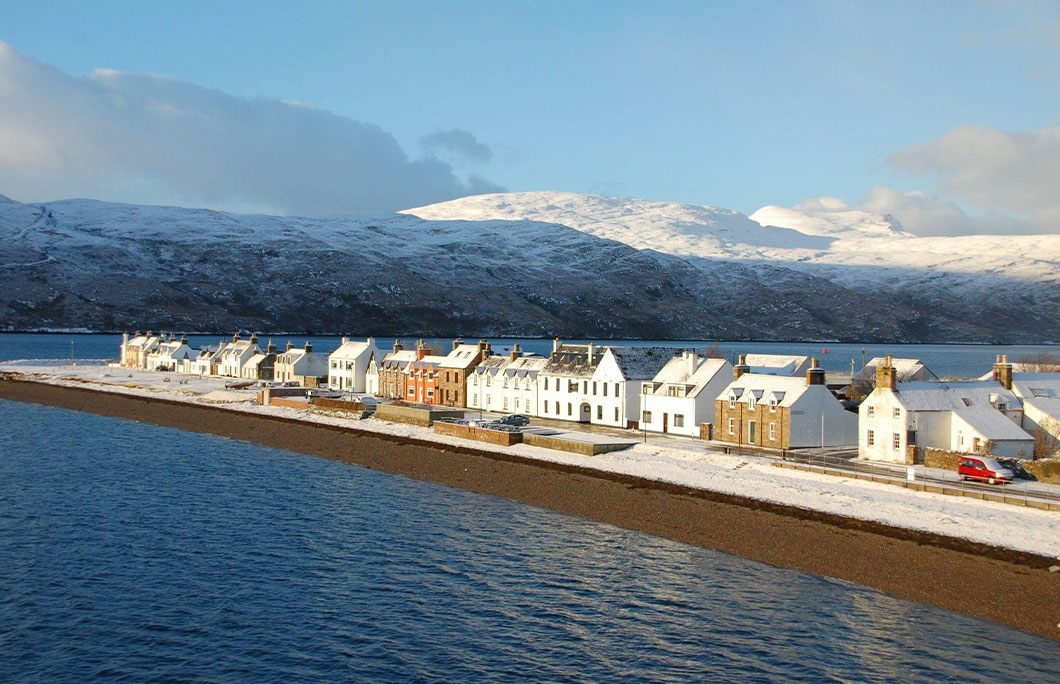 Ullapool, Ross and Cromarty, Scotland: Đây là ngôi làng nổi tiếng đẹp nhất ở Vương quốc Anh, nằm trên bờ hồ Loch Broom – một trong những khu vực cực kỳ hoang sơ.