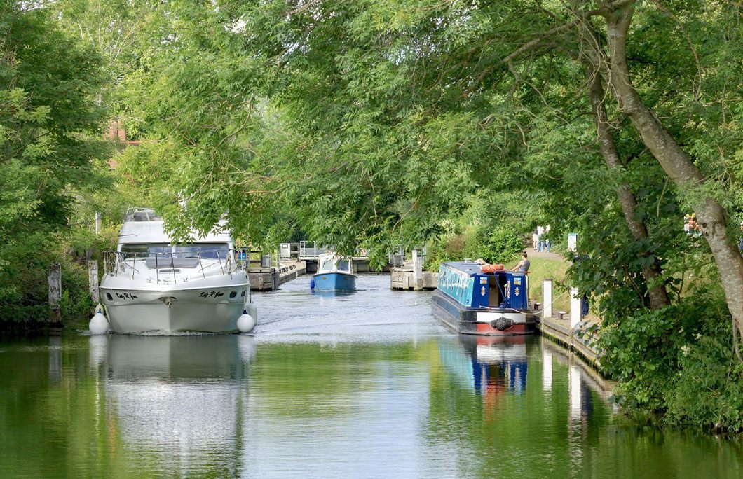 Sonning, Berkshire, Anh: Bạn sẽ rất thích thú khi ngồi trên thuyền khám phá những ngóc ngách của ngôi làng này. Mọi thứ ở đây đều rất bình dị, mang đến cảm giác thư thái dễ chịu cho du khách.