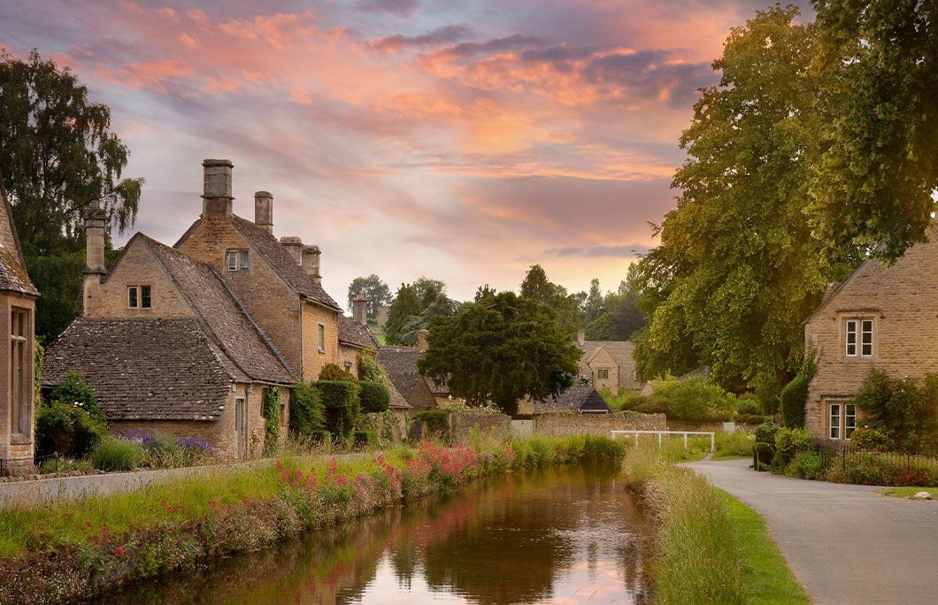 Lower Slaughter, the Cotswolds, Anh: Những ngôi nhà bằng đá vôi truyền thống, cầu đi bộ bằng đá xinh xắn và con sông River Eye hiền hòa chảy qua khiến du khách có cảm giác như quay ngược thời gian.