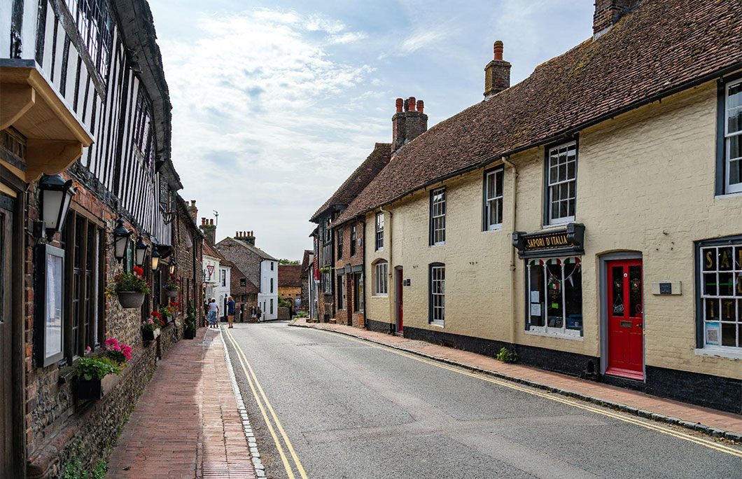 Alfriston, East Sussex, Anh: Đi tản bộ dưới những con đường trong ngôi làng này, cảm nhận không khí thời Trung cổ và các quán bar ấm cúng.