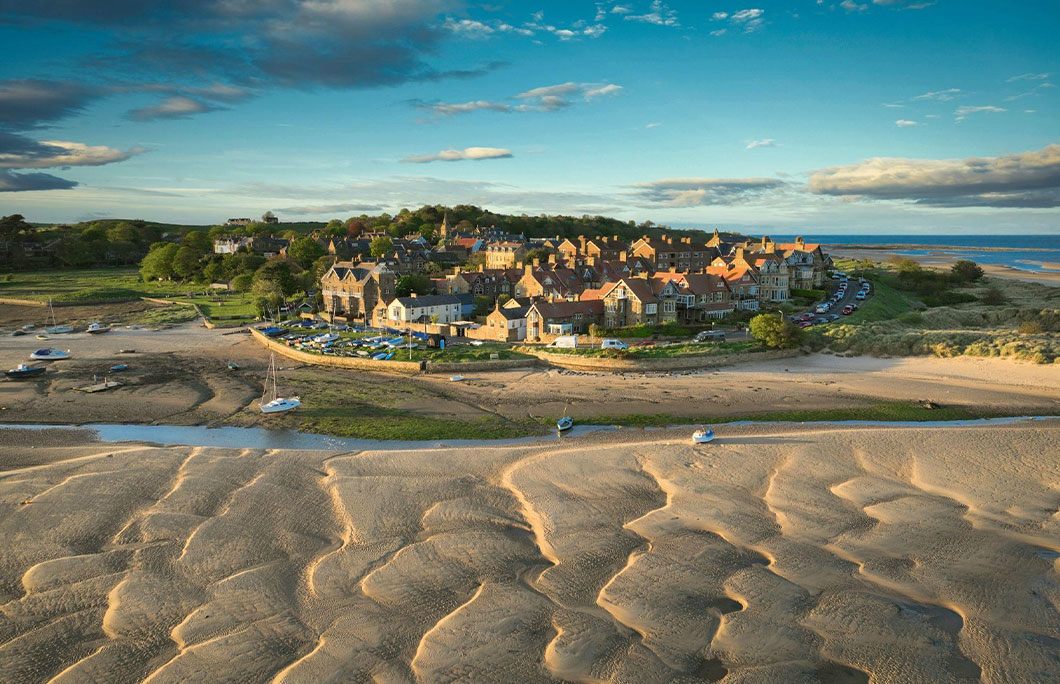 Alnmouth, Northumberland, Anh: Đây là một ngôi làng yên tĩnh, cổ kính nằm sát rìa Biển Bắc. Khi thủy triều rút, những bãi cát vàng hiện ra trong tầm mắt, tạo nên một bãi biển cát mềm uốn cong hoàn hảo.&nbsp;