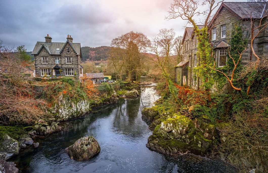 Betws-y-Coed, Snowdonia, Wales: Đây là một ngôi làng xứ Wales điển hình, du khách xuýt xoa trước những ngôi nhà bằng đá nằm dọc theo một dòng sông hiền hòa.