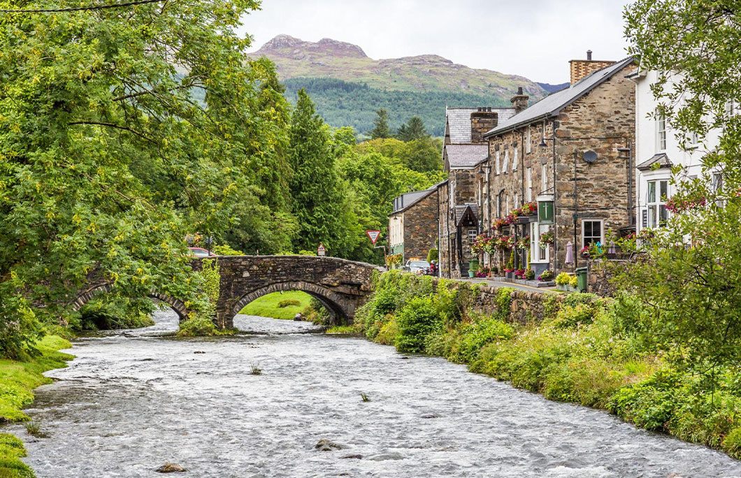 Beddgelert, Snowdonia, Anh: Nép mình dưới chân đồi Snowdon, ngôi làng này đẹp đến mức khiến bạn ngạc nhiên. Khung cảnh ấn tượng trải dài tới tận đỉnh núi.