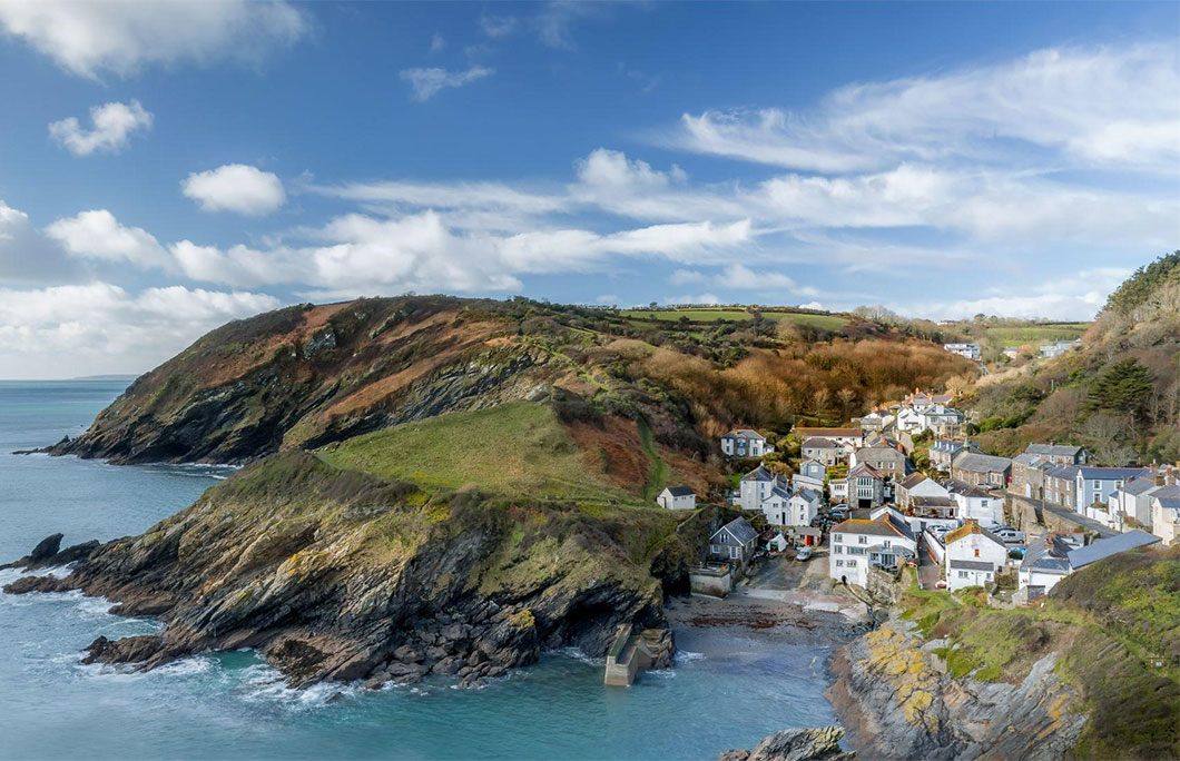 Portloe, Cornwall, Anh: Nơi này là một làng chài Cornish yên bình, bãi biển ít đông đúc, thích hợp cho những chuyến đi dạo biển ngắm cảnh.