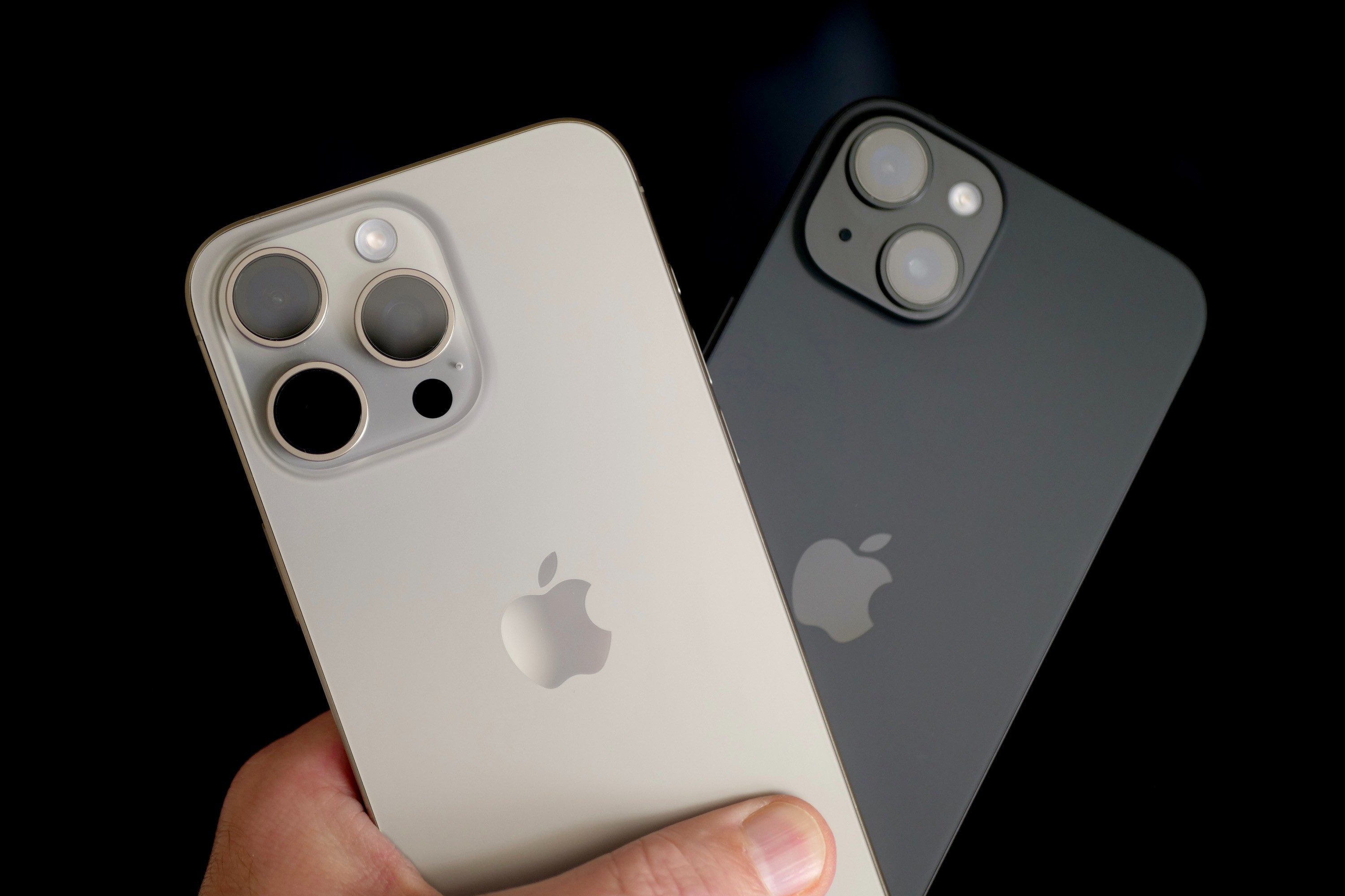 Thích iPhone nhỏ gọn nên chọn iPhone 15 hay iPhone 15 Pro? - 2