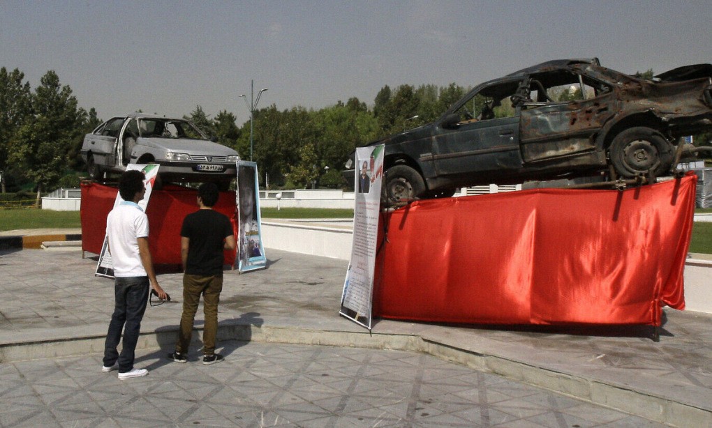 Nhiều ô tô của các nhà khoa học hạt nhân bị ám sát được Iran trưng bày&nbsp;(ảnh: CNN)